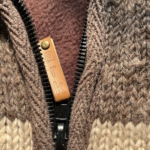 100% wool exterior with polyester lining coat. Size Large. - Picture 3 of 8